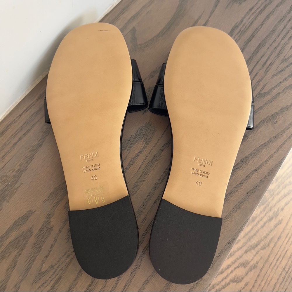 NWOB Fendi FFold Leather Flat Sandals in Black - Picture 6 of 6
